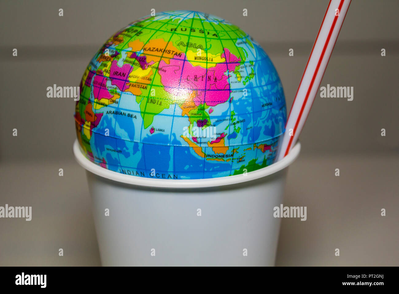 Mondo, plastica, inquinamento, concetto, terra, tossico, tazza di plastica, paglia di plastica, dell'ambiente, pericolo, pianeta, distruzione, riciclaggio, concettuale, futur Foto Stock