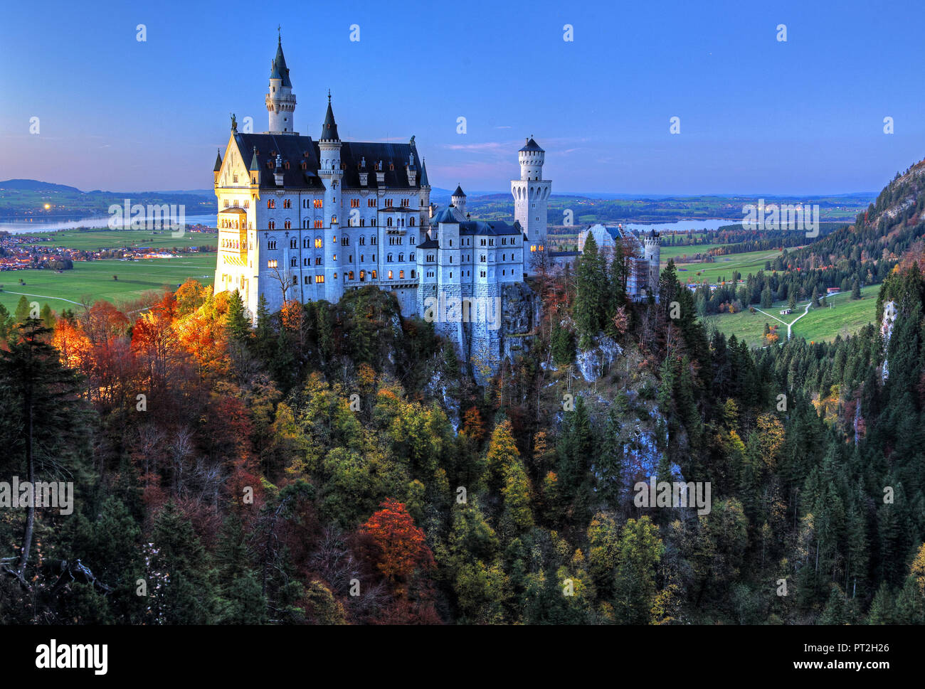 Castello di Neuschwanstein vicino a Hohenschwangau, Strada Romantica, Ostallgäu, Baviera, Germania, crepuscolo Foto Stock