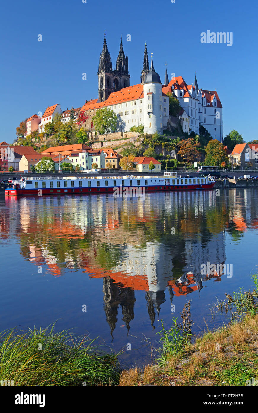 Lungomare della città sul fiume Elba con la cattedrale, Albrechtsburg e fiume nave da crociera, Meissen, Elba, in Sassonia, Germania Foto Stock