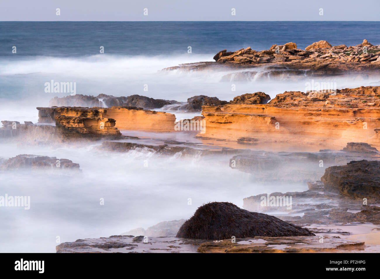 Formazioni di arenaria sulla costa di Betlem, Badia d'Alcudia Maiorca, isole Baleari, Spagna Foto Stock