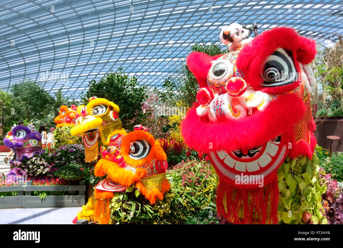 Drago Cinese figure nel fiore cupola del 'Giardini sulla Baia' in Singapore Foto Stock