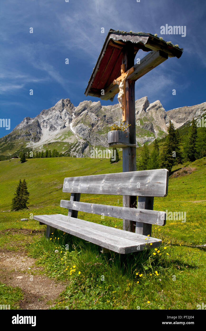 Austria, Tirolo, Arlberg, panca in legno nella parte anteriore del Almkreuz sul Dawinalm Foto Stock