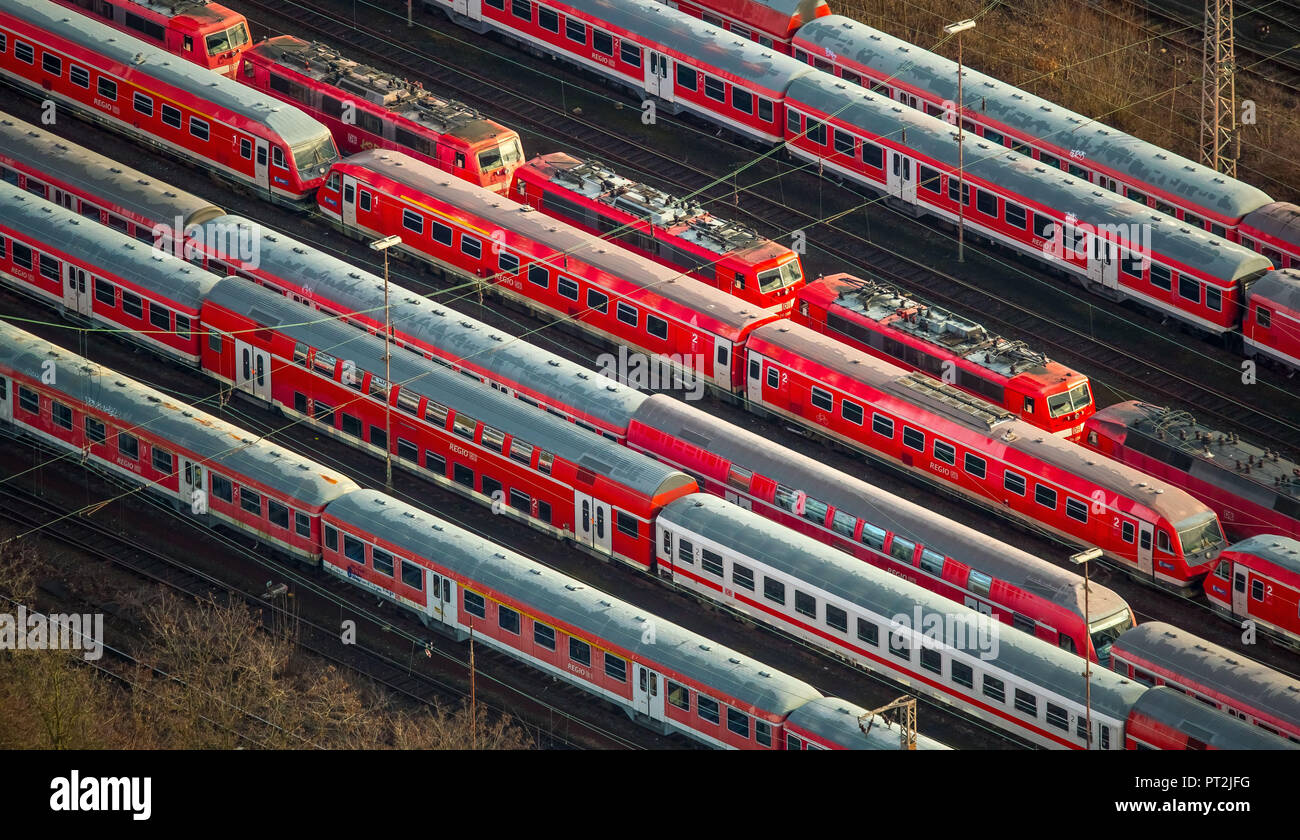 Vagoni e locomotori, locomotiva elettrica classe 294, deposito di Hamm Freight Yard, Hamm, la zona della Ruhr, Nord Reno-Westfalia, Germania Foto Stock