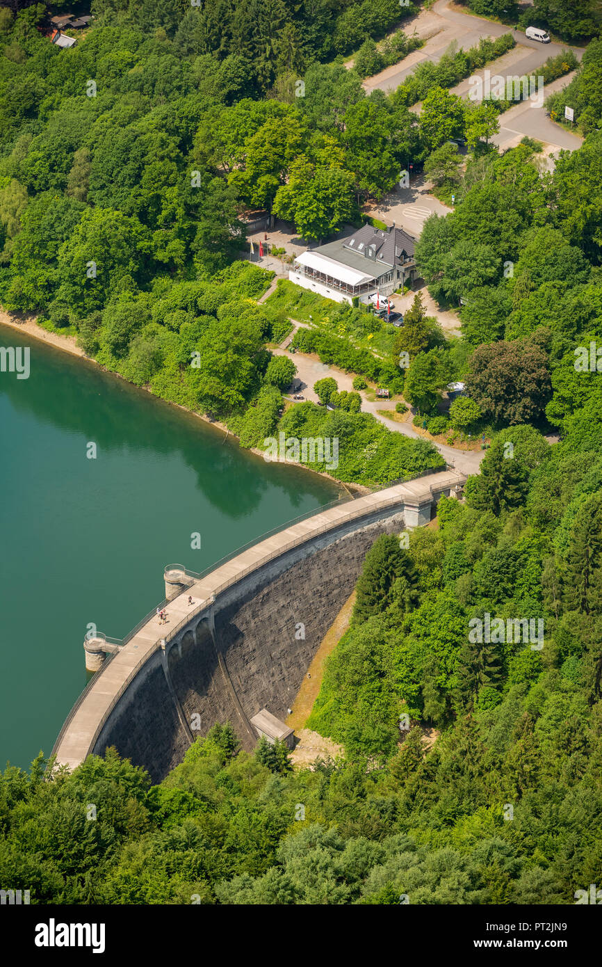 Glörtalsperre con spazi di parcheggio Haus Glörtal, dam muro, sulla città di confine e Schalksmühle Halver, serbatoio, la diga del lago, produzione di acqua potabile, Breckerfeld, Bergisches Land, Nord Reno-Westfalia, Germania Foto Stock