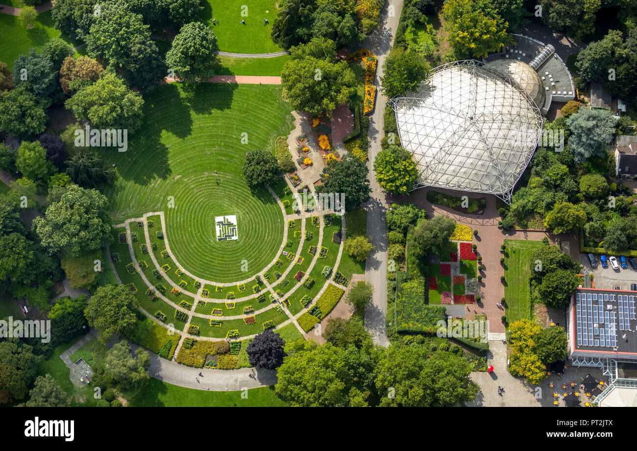 Padiglione musicale in al Grugapark con zona per prendere il sole ed emblema, Essen, la zona della Ruhr, Nord Reno-Westfalia, Germania Foto Stock