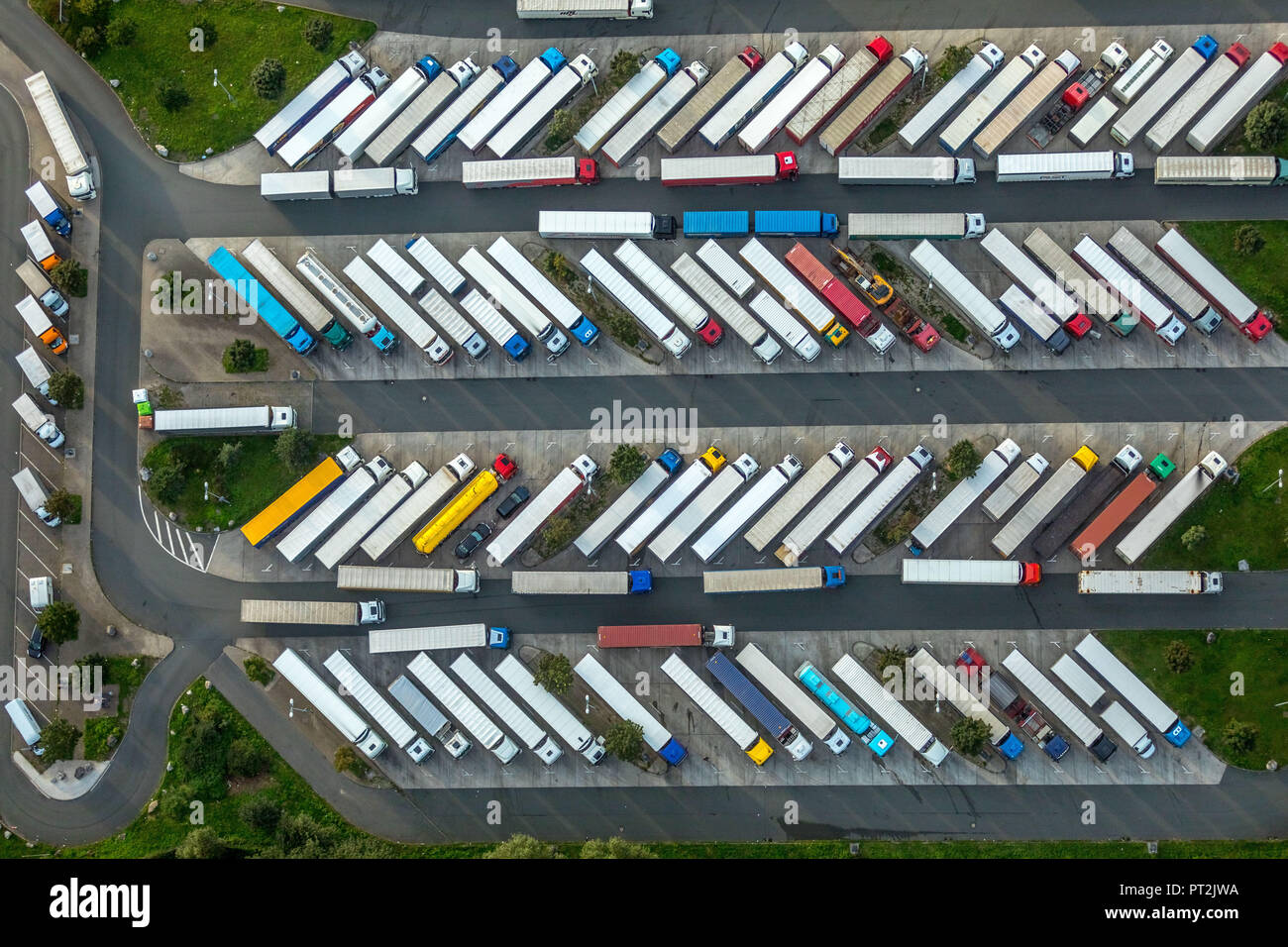 Area di sosta Rhynern-Süd, autostrada A2, truck stop, full parking lot, camion, tempi di guida, motivo a spina di pesce, domenica divieto di guida, Hamm, Renania settentrionale-Vestfalia, Germania, Europa Foto Stock