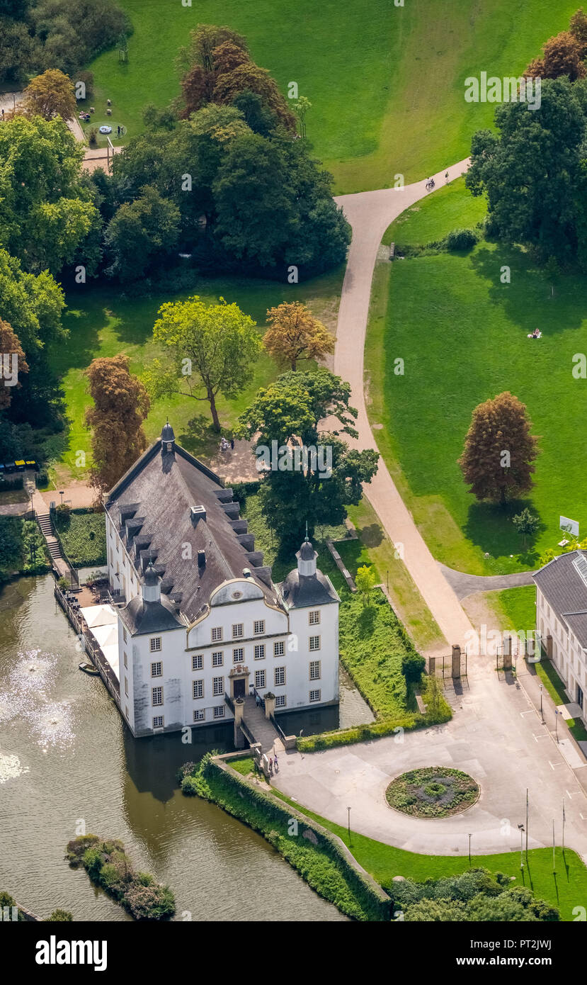 Il castello di Borbeck, barocco moated castle, edificio principale e di un elemento allungato di fattoria, timpano curvilineo, il parco del castello è stato progettato come un inglese un giardino paesaggistico, castello di Borbeck park, Teatro Extra eV, Essen, la zona della Ruhr, Nord Reno-Westfalia, Germania Foto Stock