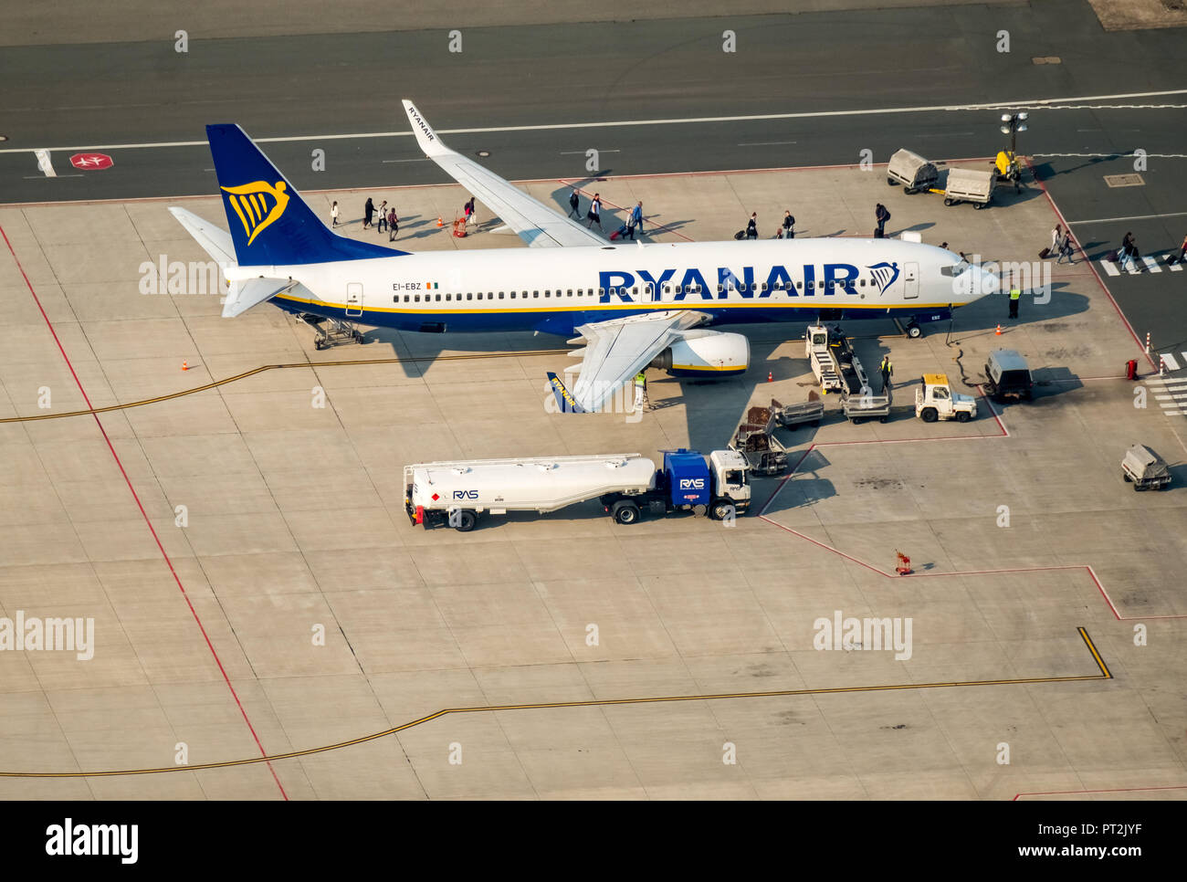 Dall'Aeroporto di Niederrhein, Ryan aeroporto, Weeze aeroporto, Dusseldorf Airport (Weeze), Ryan Air Piano, Ryan Air piano, parcheggio, terminale, su aeromobili il grembiule, Weeze, Basso Reno, Nord Reno-Westfalia, Germania Foto Stock