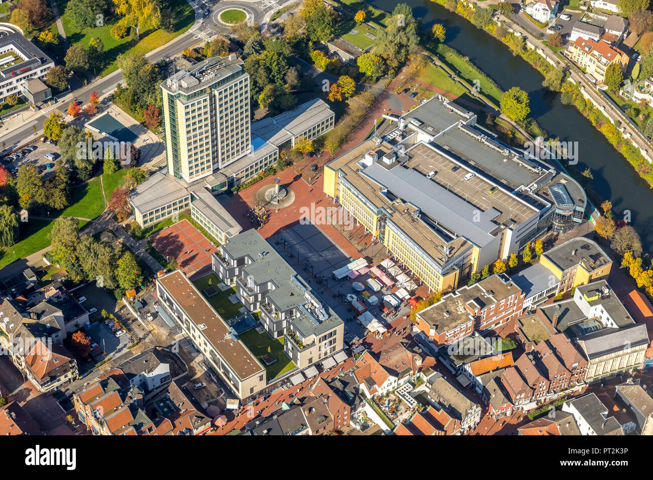 Lünen-Mitte, downtown Lünen con municipio grattacielo e la piazza del mercato, il mercato settimanale, fiume Lippe, Lippe shore, Bergkamen, zona della Ruhr, Nord Reno-Westfalia, Germania Foto Stock