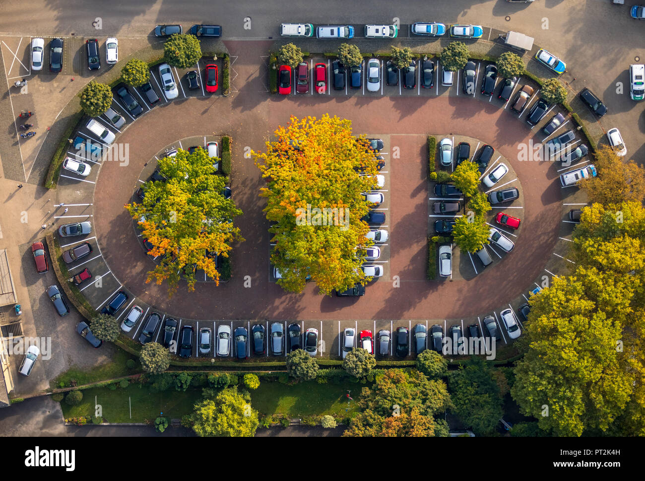 Parcheggio della stazione di polizia Buer Gelsenkirchen, rotonda parcheggio auto, latifoglie, ovale, circolare parcheggio, Gelsenkirchen, zona della Ruhr, Nord Reno-Westfalia, Germania Foto Stock