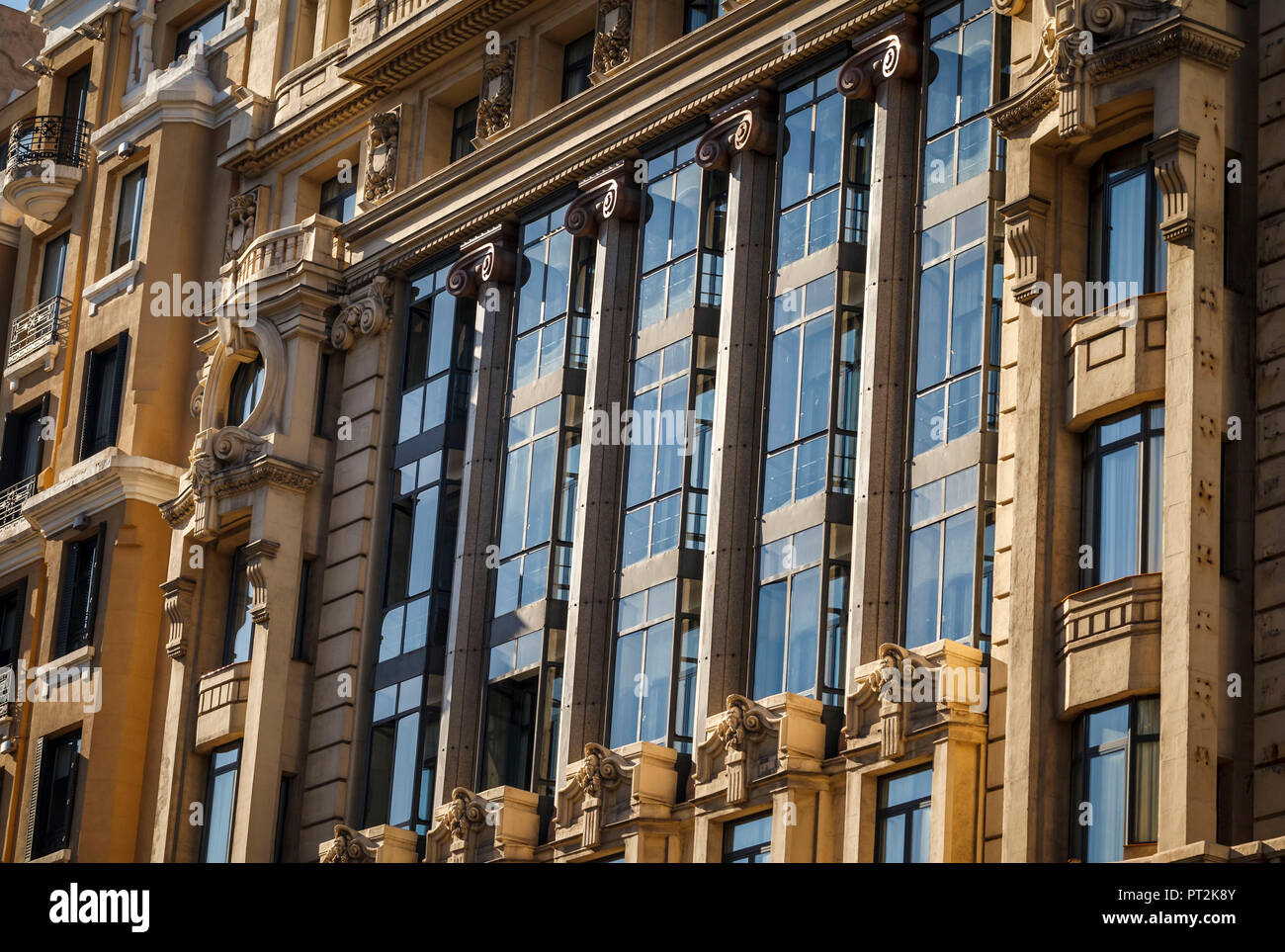La facciata della casa, decorati con stucchi, Madrid, Spagna, architettura urbana, close-up Foto Stock