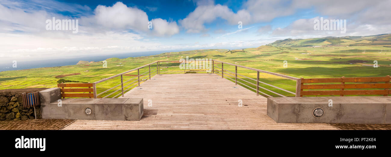 Panorama dal ponte di osservazione sulla soleggiata Serra do Cume Foto Stock