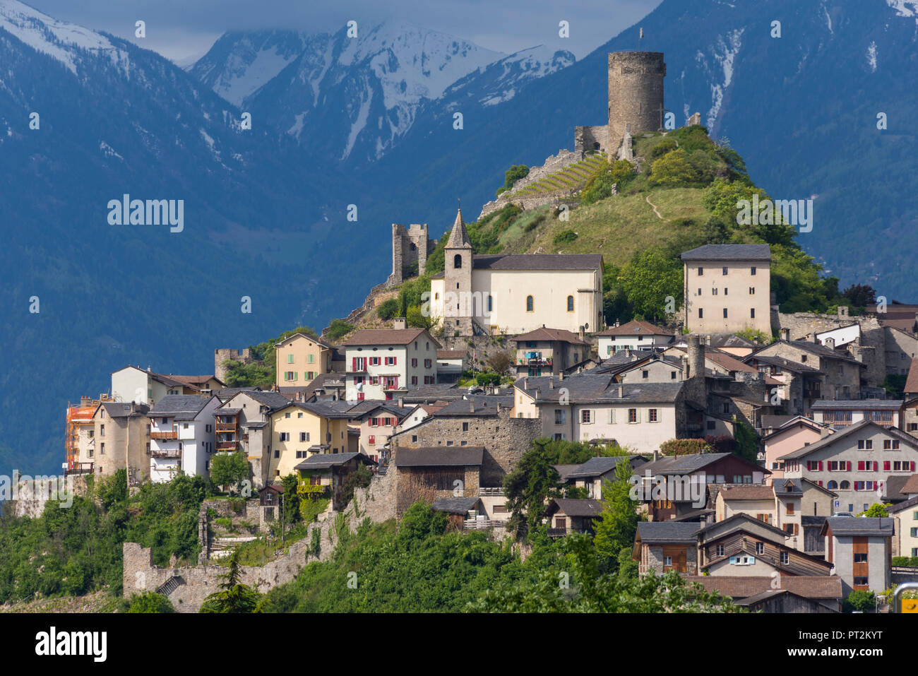 La Svizzera, canton Vallese e la Valle del Rodano, distretto di Martigny, Saillon, vigneti con villaggio e Tour Bayart Foto Stock