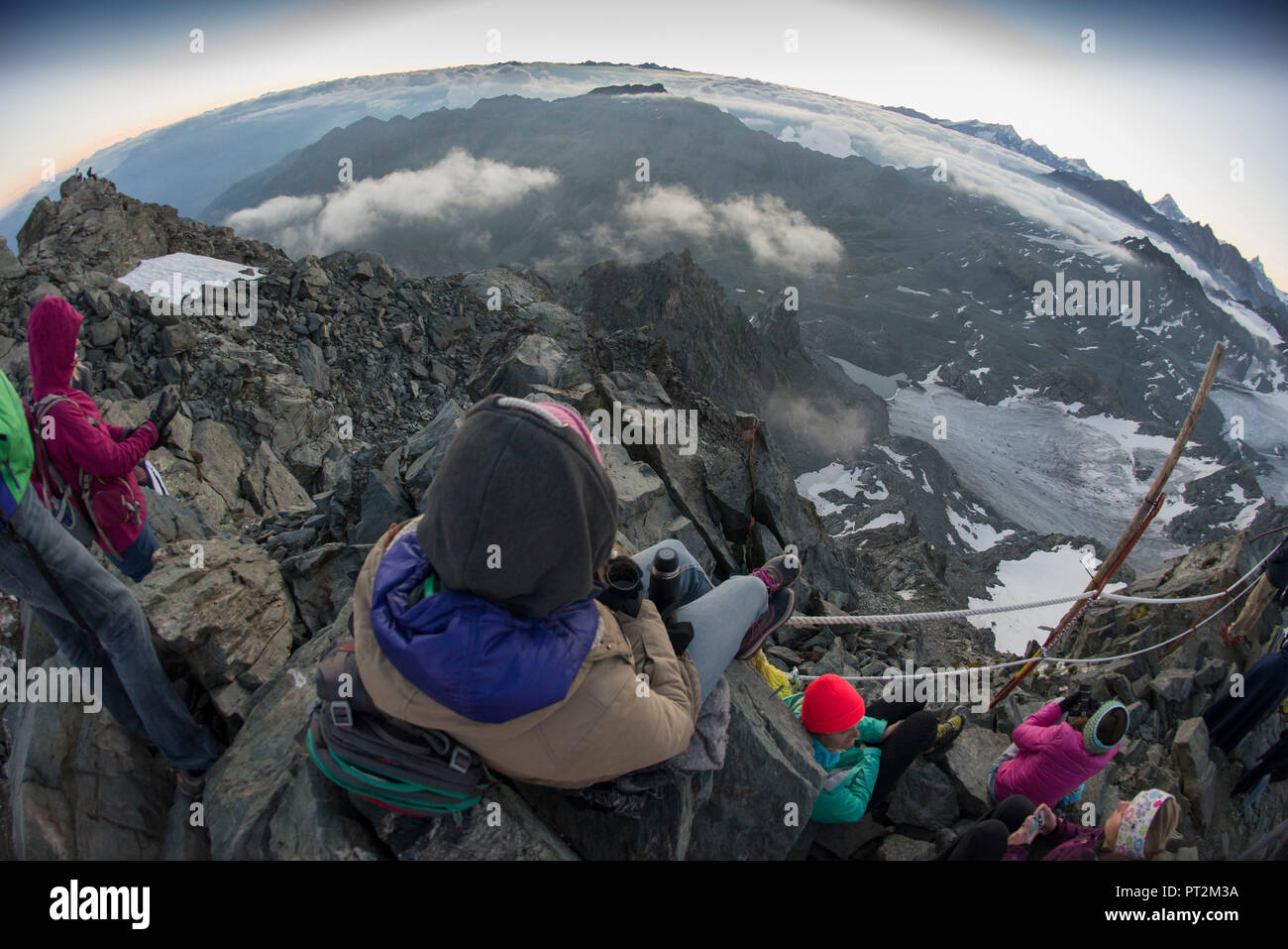 La Svizzera, nel cantone del Vallese, distretto di Entremont, Verbier, sunrise, 3329 m. alto Mont-Fort, persone godendo della vista Foto Stock