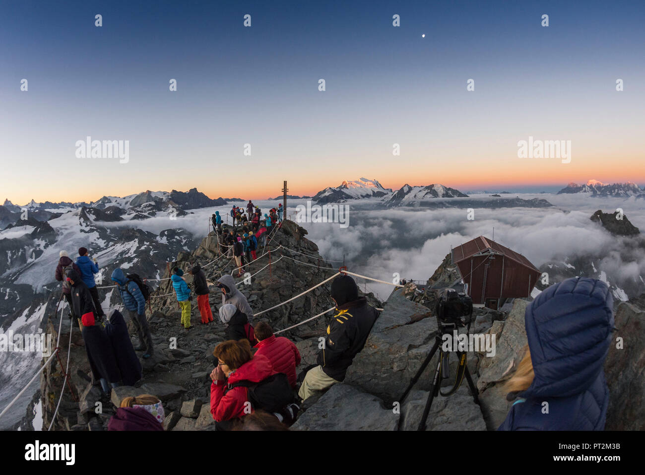La Svizzera, nel cantone del Vallese, distretto di Entremont, Verbier, sunrise, 3329 m. alto Mont-Fort, persone godendo della vista Foto Stock