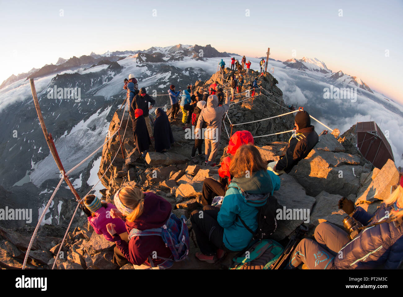 La Svizzera, nel cantone del Vallese, distretto di Entremont, Verbier, sunrise, 3329 m. alto Mont-Fort, persone godendo della vista Foto Stock