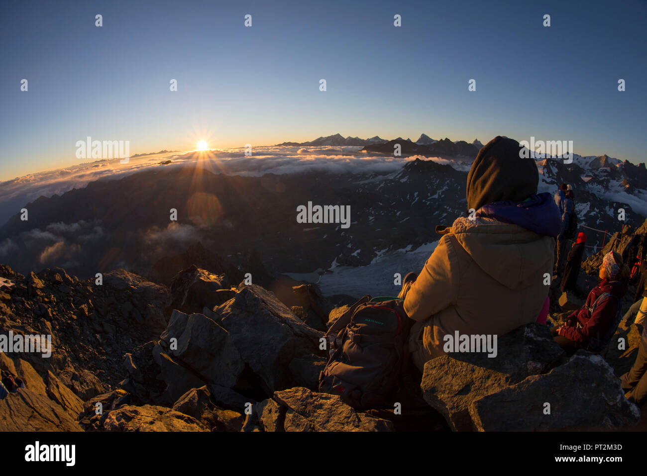 La Svizzera, nel cantone del Vallese, distretto di Entremont, Verbier, sunrise, 3329 m. alto Mont-Fort, persone godendo della vista Foto Stock