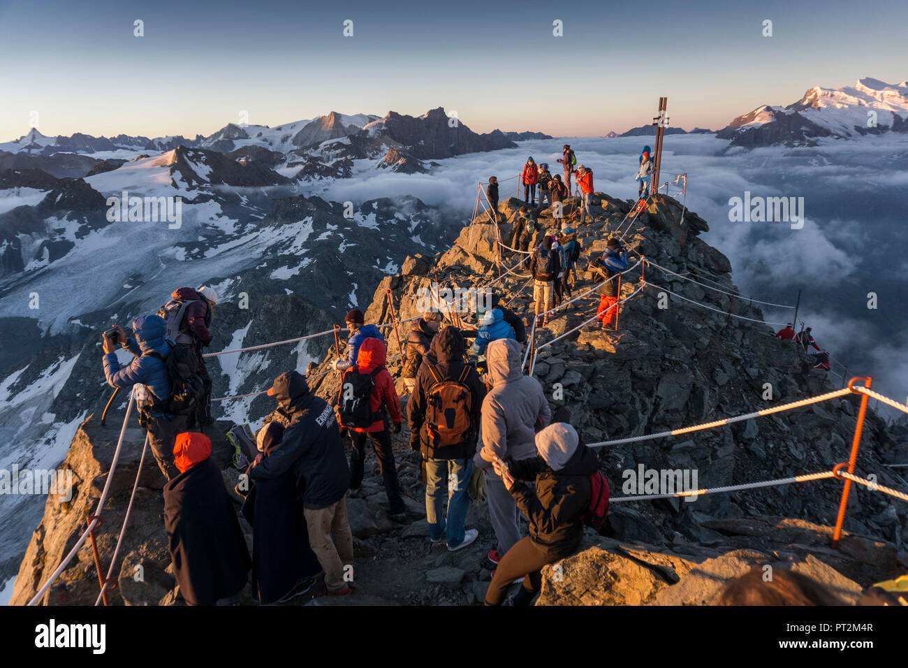 La Svizzera, nel cantone del Vallese, distretto di Entremont, Verbier, sunrise, 3329 m. alto Mont-Fort, persone godendo della vista Foto Stock