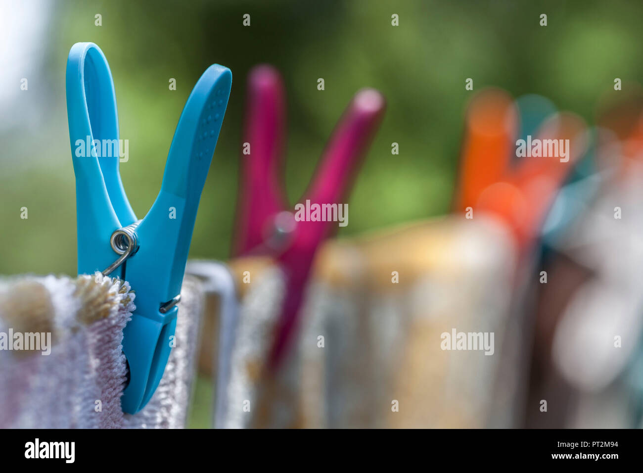 Clothespegs colorati con gli asciugamani al guinzaglio Foto Stock