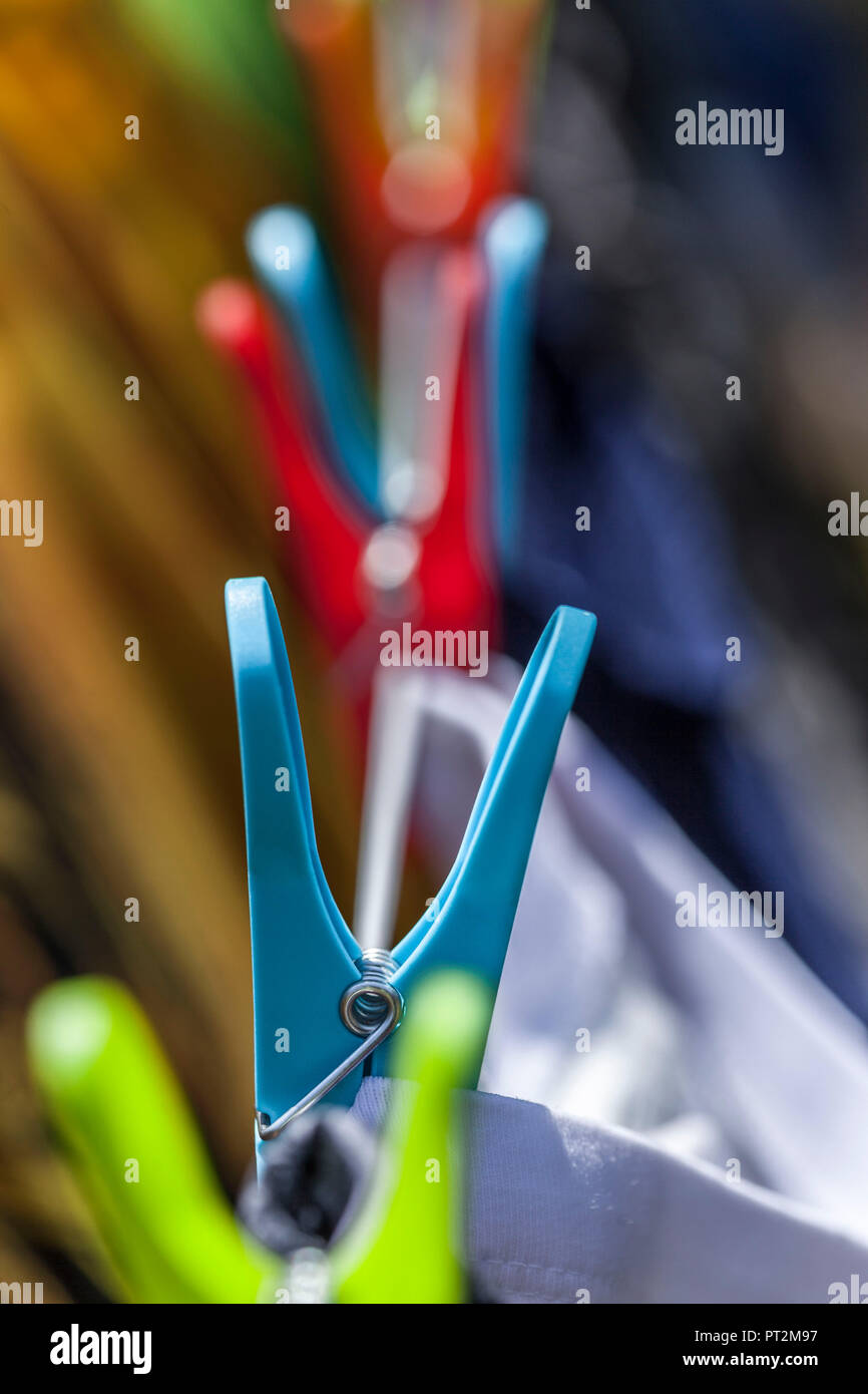 Clothespegs colorati con gli asciugamani al guinzaglio Foto Stock