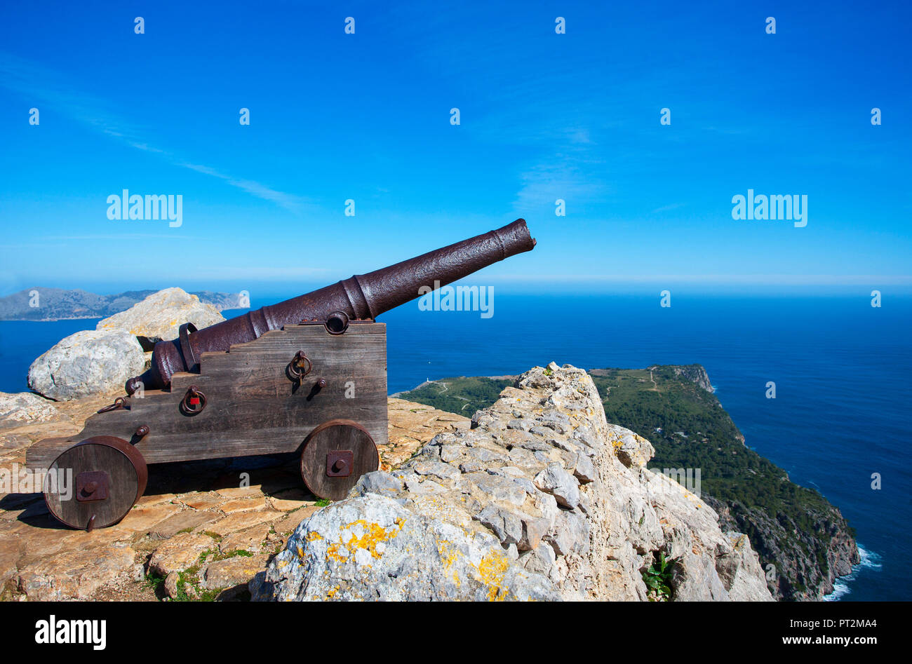 Isole Baleari Spagna, Maiorca, Pollenca, Alcudia Penisola, percorso Penya del Migdia, cannone in cima Penya del Migdia, vista al tappo del Pinar Foto Stock