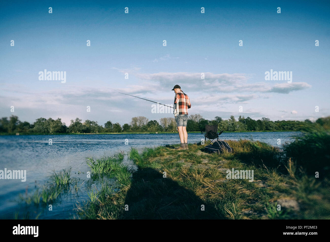 Il pescatore, Suoneria, Oder, Fiume, Brandeburgo, Oderbruch, Germania, acqua, Isola Foto Stock