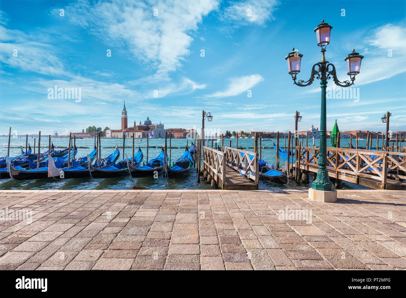 Gondole di Venezia in Riva degli Schiavoni con St George's island in background, Venezia, Veneto, Italia Foto Stock