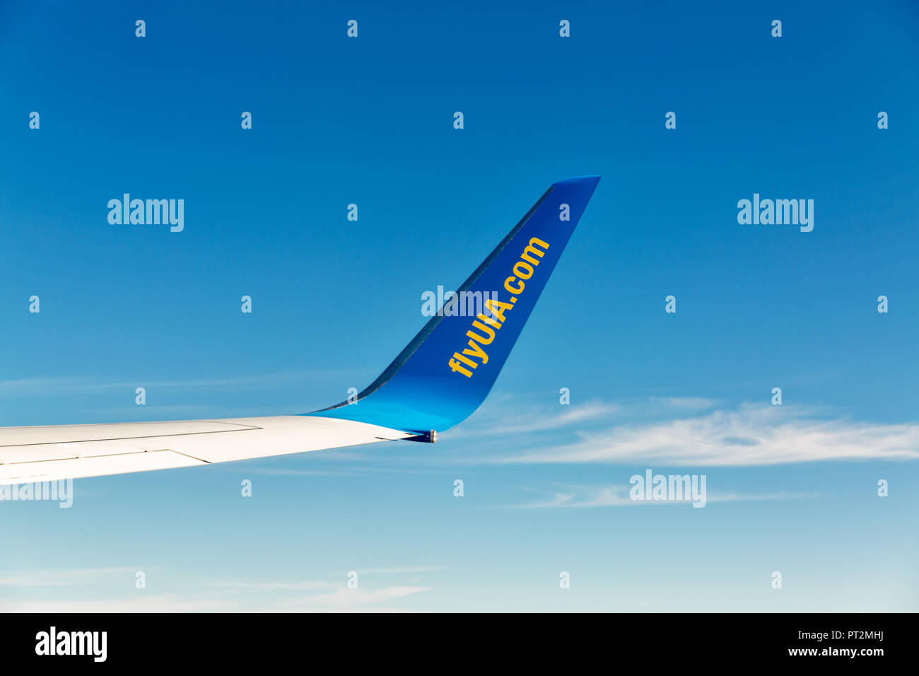 KIEV, UCRAINA - 12 luglio 2018: Ukraine International Airlines Boeing 767 ala aeromobili battenti in alta quota contro il cielo blu. Foto Stock