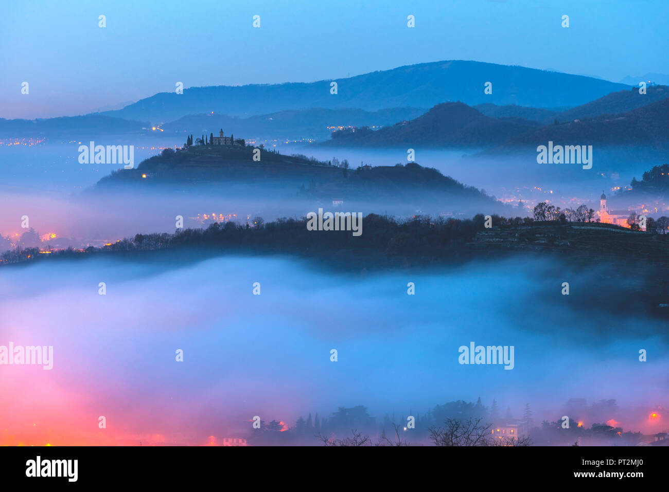 Colline all'alba in provincia di Brescia, Lombardia distretto, Italia Foto Stock
