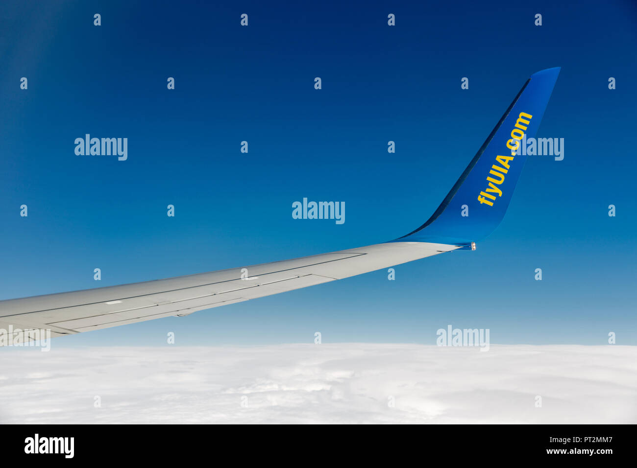 KIEV, UCRAINA - 12 luglio 2018: Ukraine International Airlines Boeing 767 ala aeromobili battenti in alta quota contro il cielo blu. Foto Stock