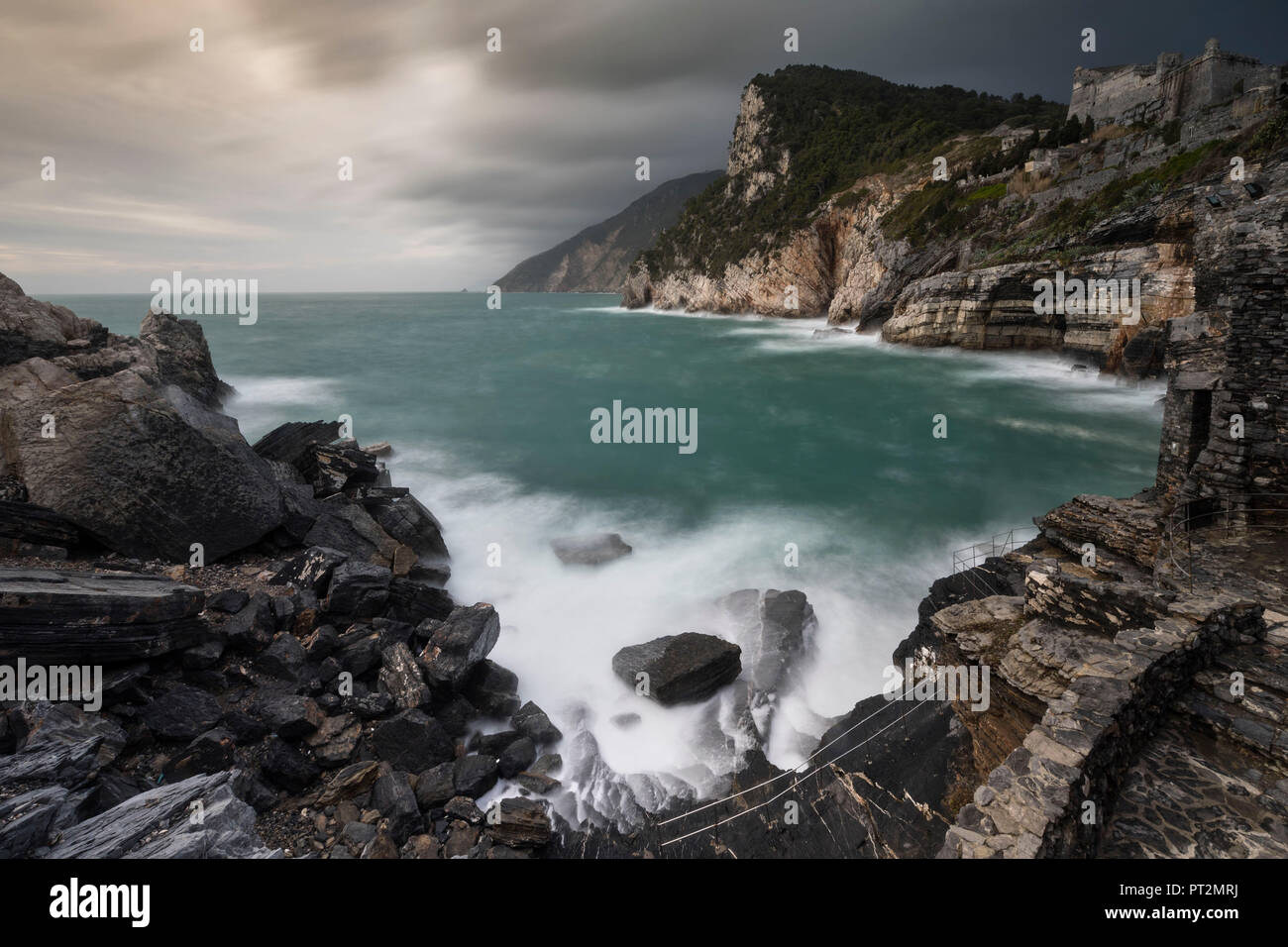 Tempesta di mare in Byron's Cave, comune di Portovenere, La Spezia provence, Liguria, Italia, Europa Foto Stock