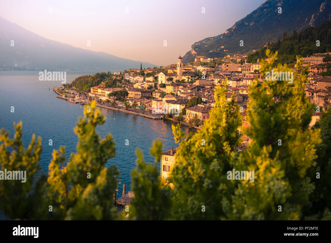 Sunrise a Limone del Garda, sul lato ovest del Lago di Garda, distretto di Brescia, Lombardia, Italia Foto Stock