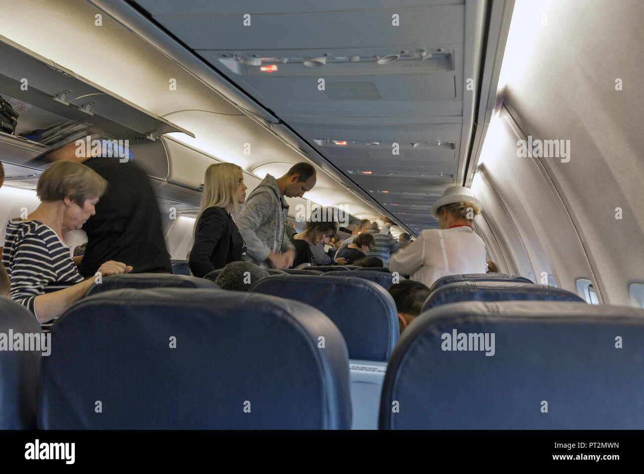 KIEV, UCRAINA - 12 luglio 2018: i passeggeri non riconosciuto nella cabina di Boeing nel Boryspil International Airport. Foto Stock