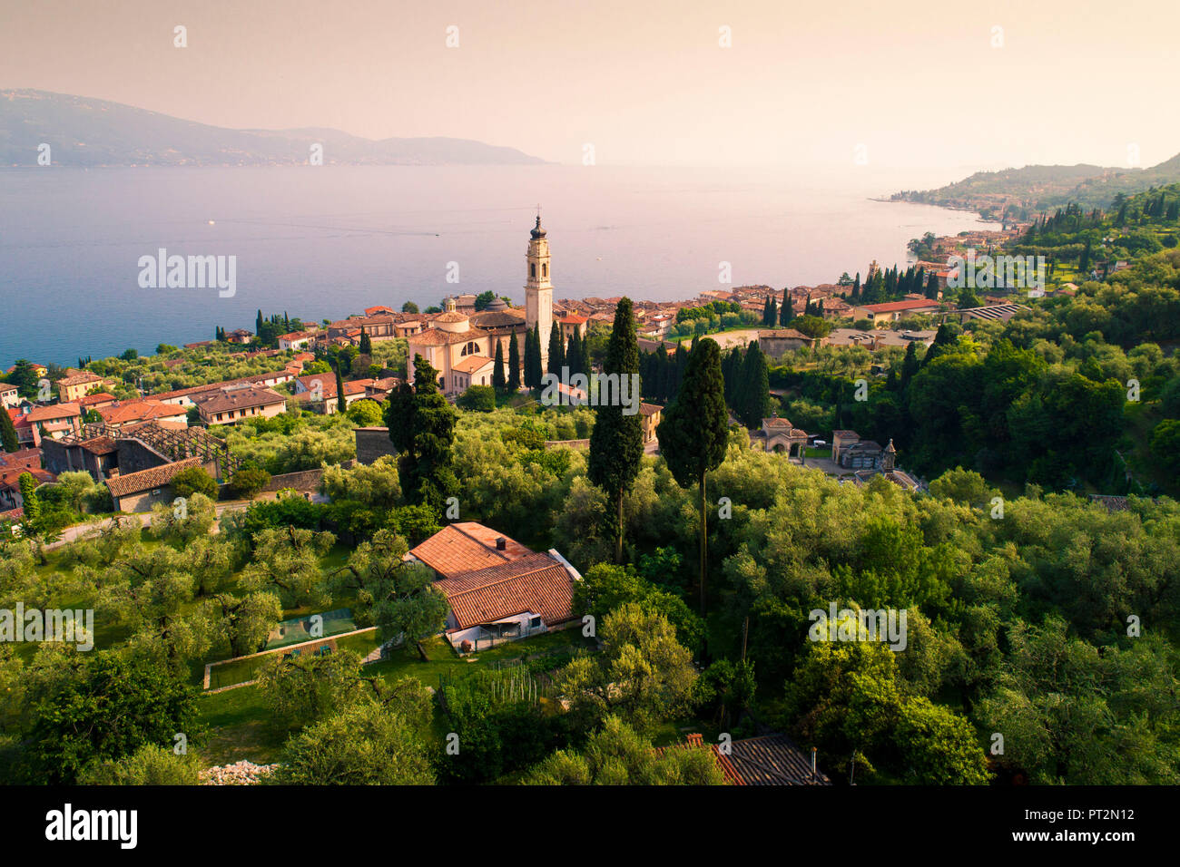 Vista in elevazione di Gargnano, un piccolo villaggio sul lago di Garda costa, distretto di Brescia, Lombardia, Italia Foto Stock