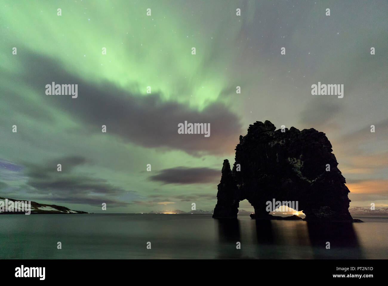 Luci del nord a Hvitserkur, Norduland vestra, Northen Islanda, Europa Foto Stock