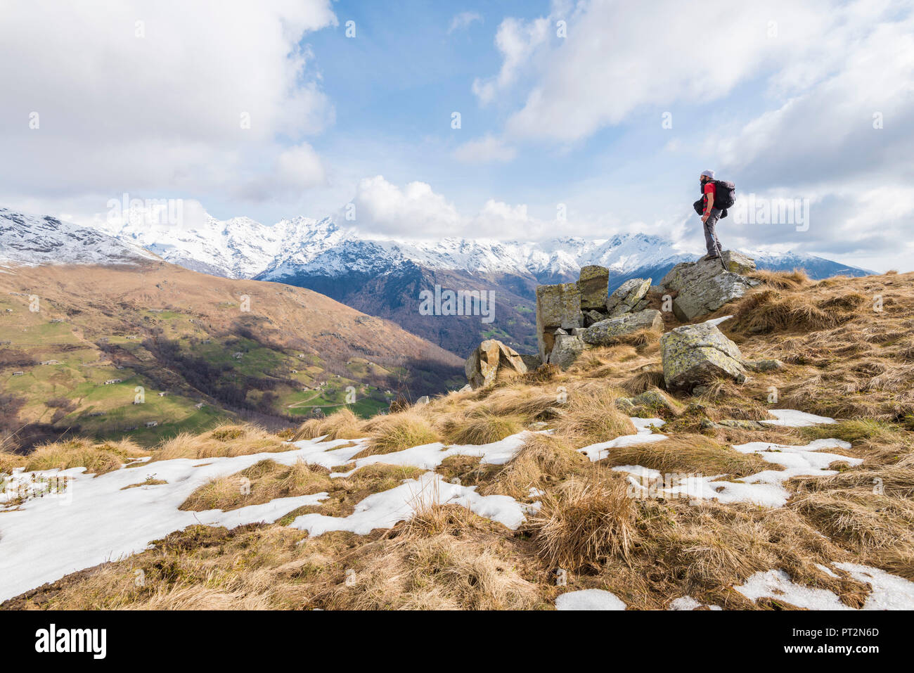 Escursionista in Valchiusella, Canavese, Provincia di Torino, Piemonte, Alpi Italiane, Italia Foto Stock