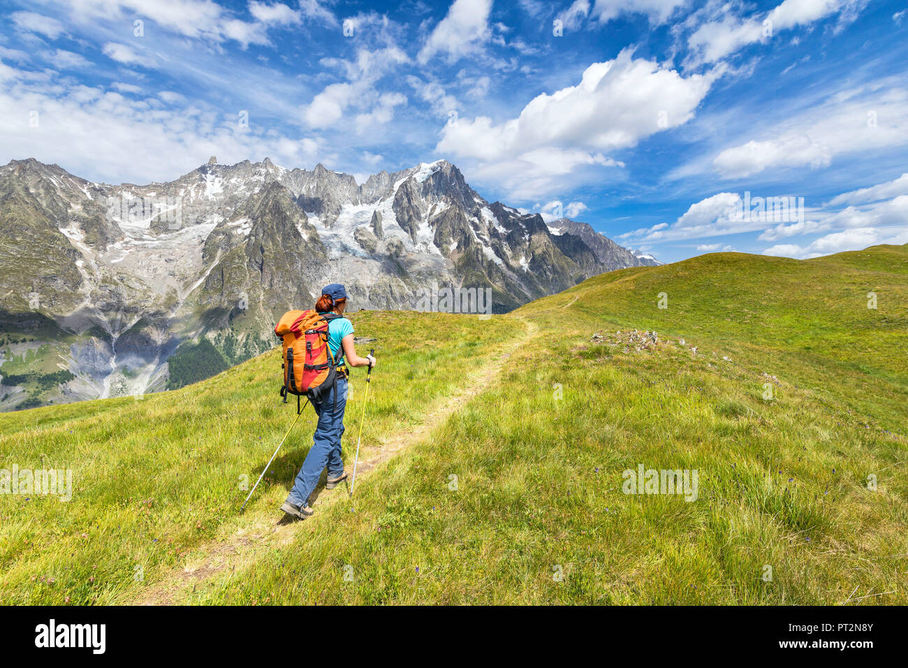 Un trekker è camminare sul Mont de la Saxe nella parte anteriore delle Grandes Jorasses durante il Mont Blanc escursioni (Val Ferret, Courmayeur, provincia di Aosta, Valle d'Aosta, Italia, Europa) Foto Stock