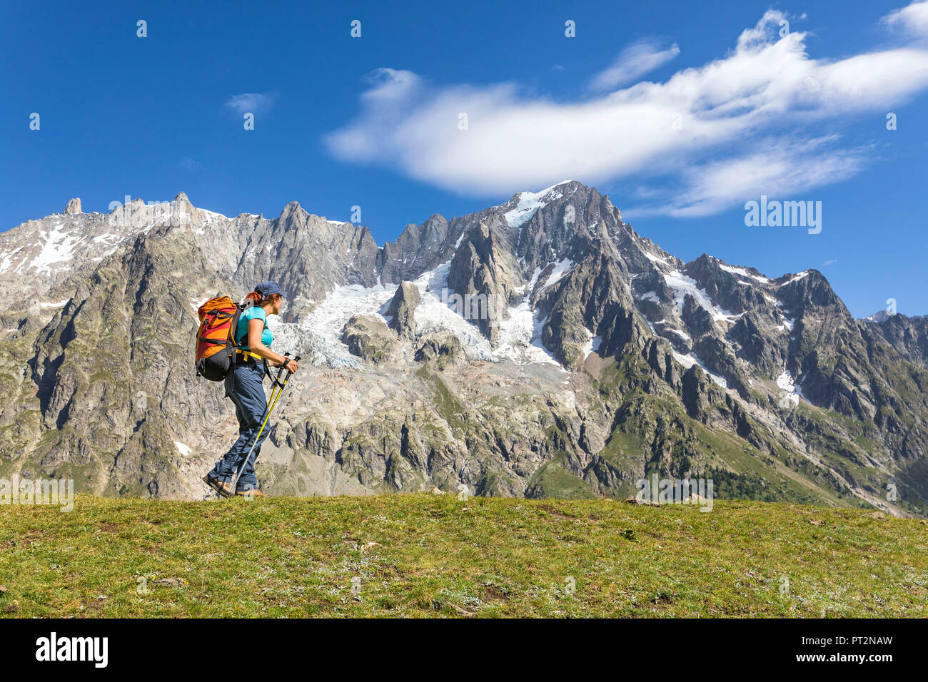 Un trekker è a piedi nella parte anteriore delle Grandes Jorasses durante il Mont Blanc escursioni (Val Ferret, Courmayeur, provincia di Aosta, Valle d'Aosta, Italia, Europa) Foto Stock