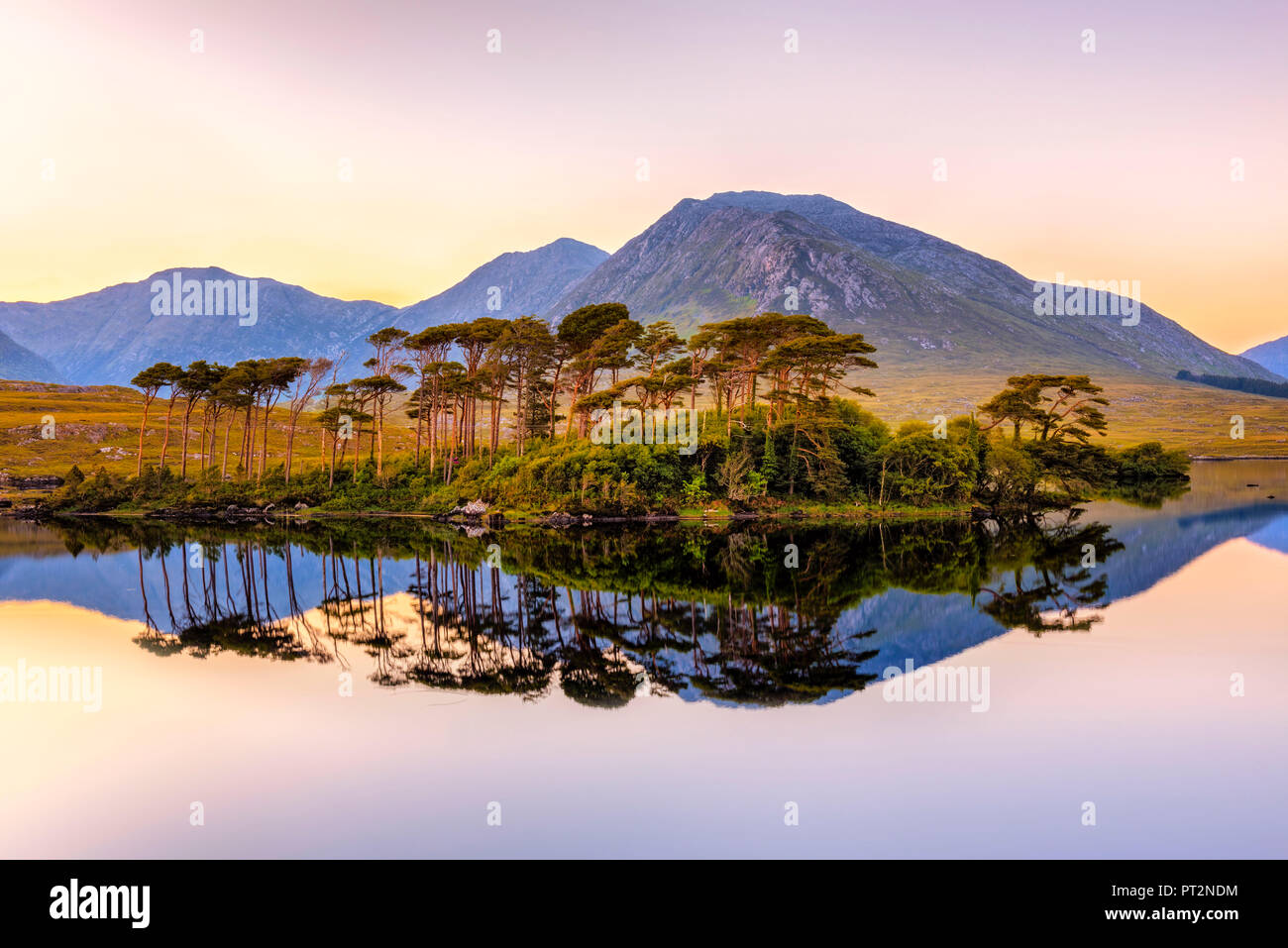 Connemara, nella contea di Galway, Connacht provincia, Irlanda, Europa, Lough Inagh lago con dodici Bens di montagna e l'Isola dei Pini, Foto Stock