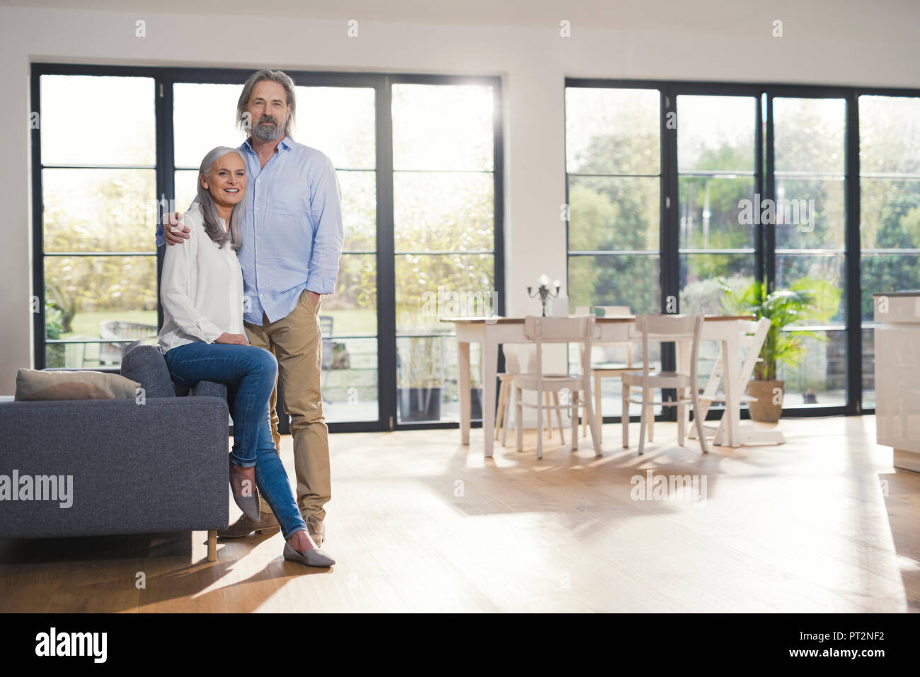 Coppia senior in piedi nella loro confortevole camera amoroso Foto Stock