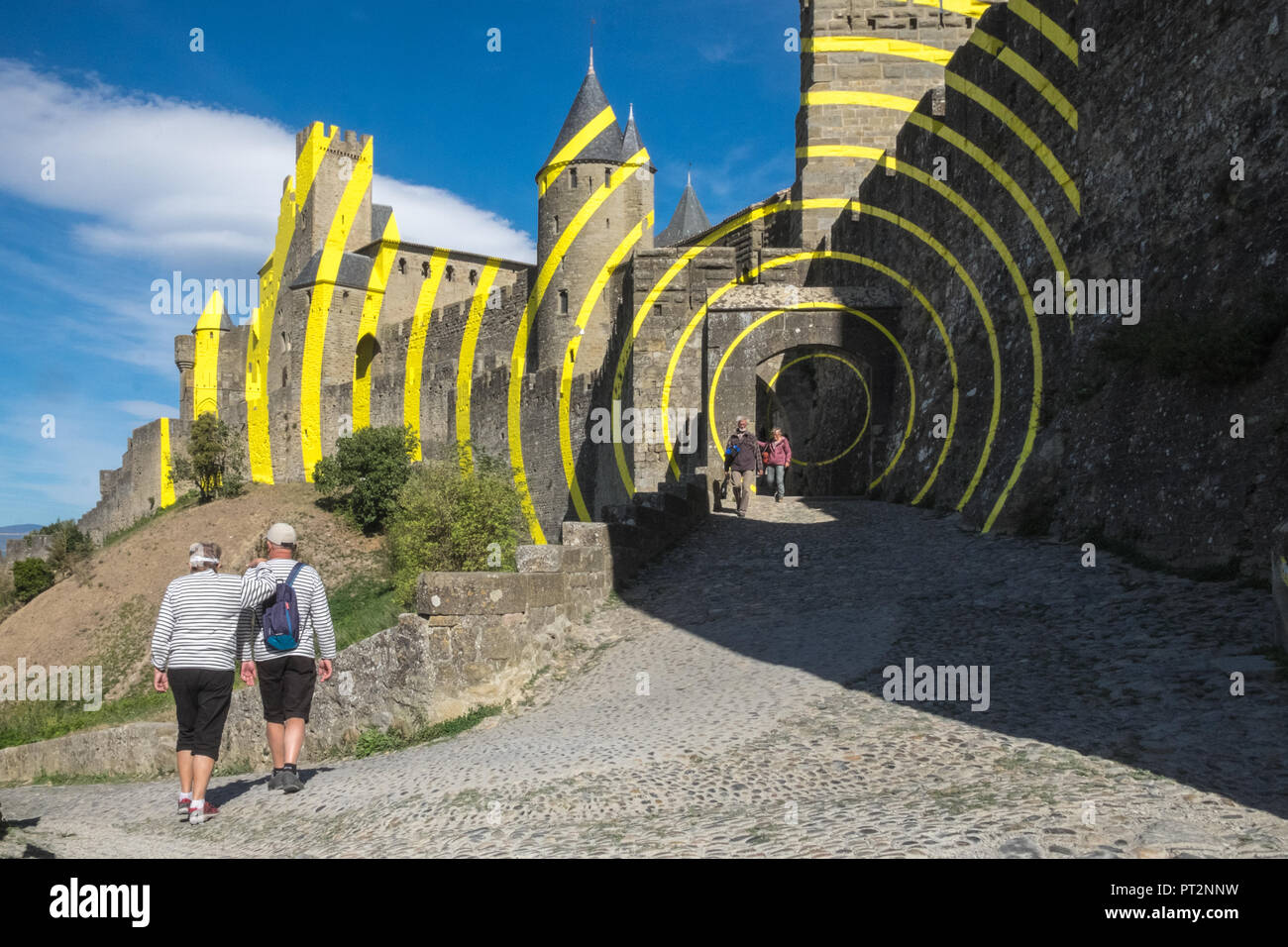 Giallo,l'arte,eccentrico cerchi concentrici,Carcassonne,Carcassone,Castle,Fort,bastioni,Aude,provincia,regione,a sud della Francia,Francia,francese,l'Europa,Unione Foto Stock