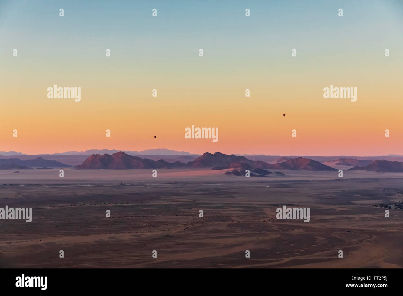 Africa, Namibia, Namib Desert, Namib-Naukluft National Park, vista aerea delle dune del deserto nella luce del mattino, aria ballons Foto Stock
