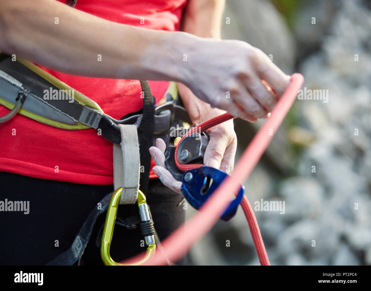 Close-up di scalatore femmina con arrampicata attrezzature Foto Stock