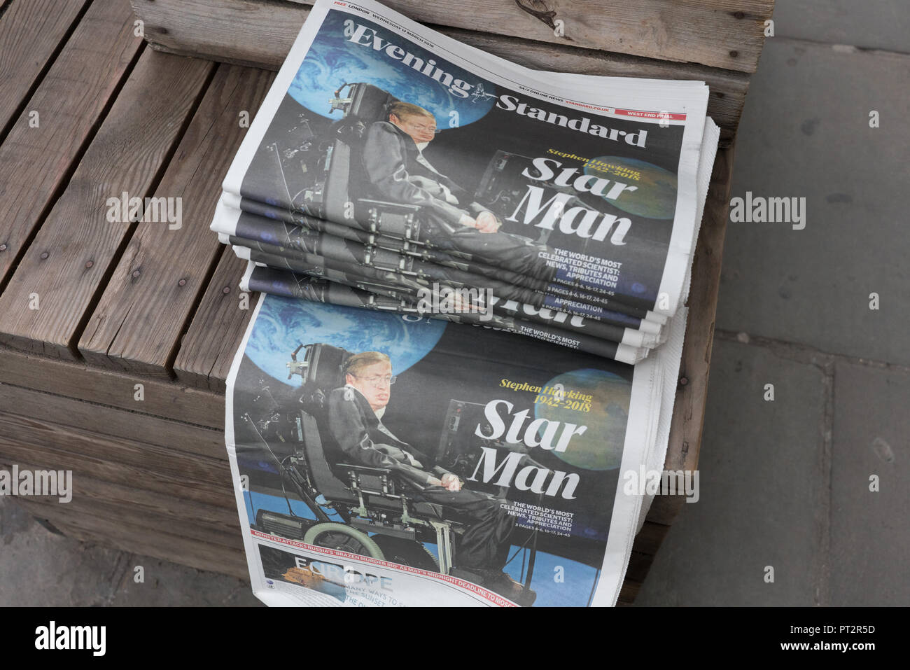 Evening Standard quotidiano di Londra che annuncia il passaggio di Stephen Hawking Foto Stock
