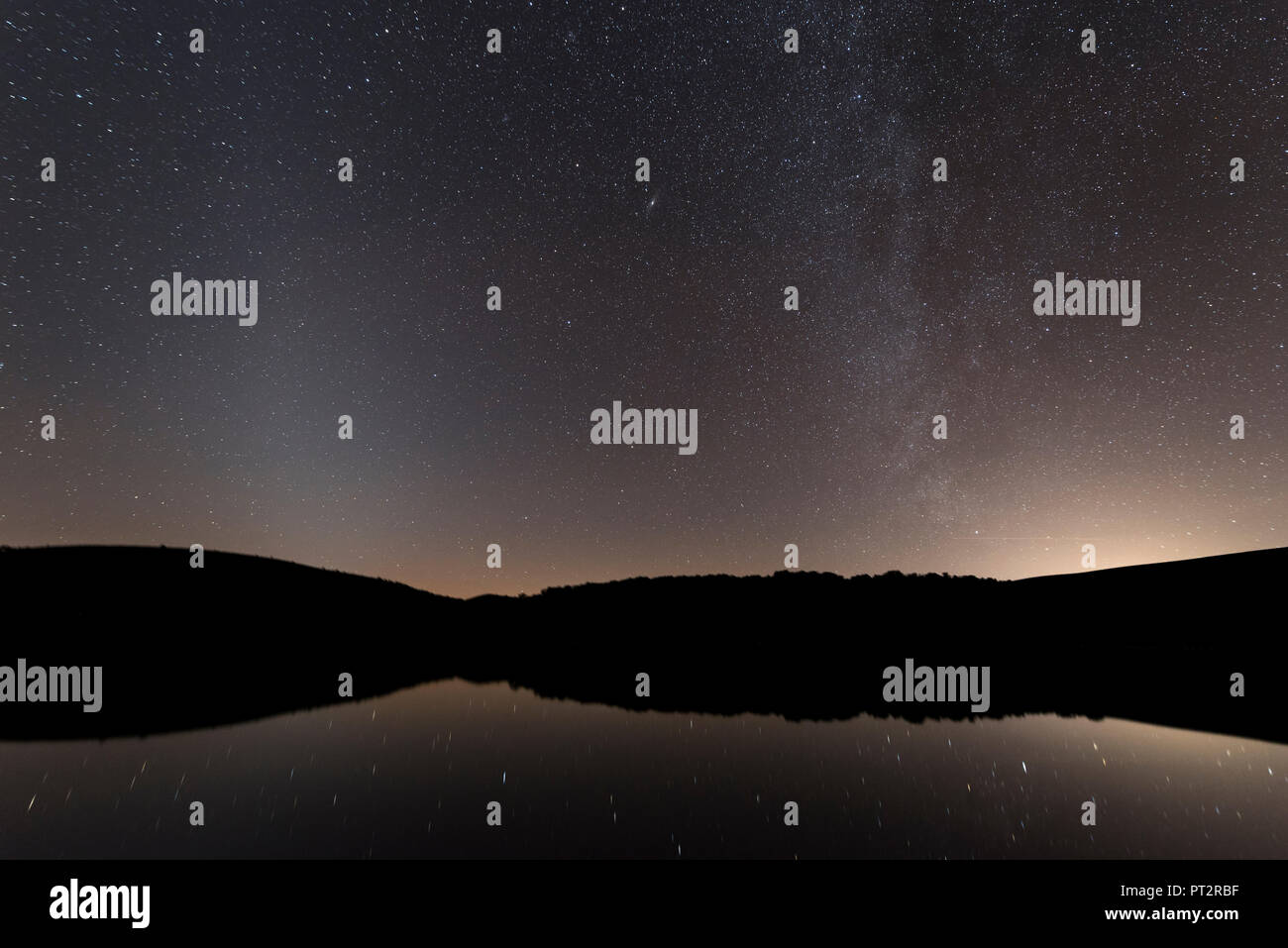 Spagna Estremadura, Parque Nacional de Monfrague, fiume Tietar, Astrohoto con la Via Lattea e luce zodiacale Foto Stock