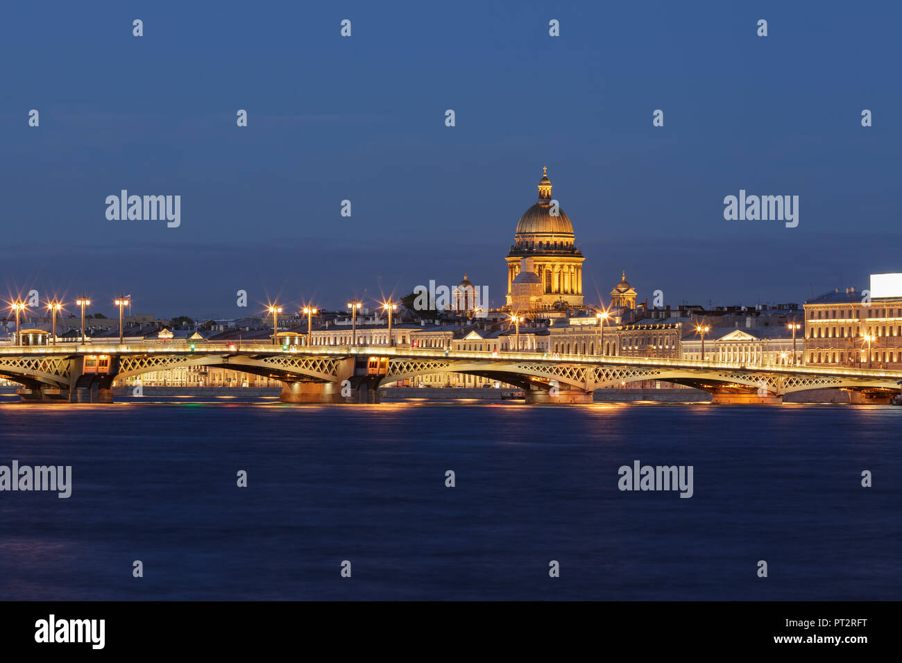 Ponte Blagoveshenskiy a San Pietroburgo durante la notte Foto Stock