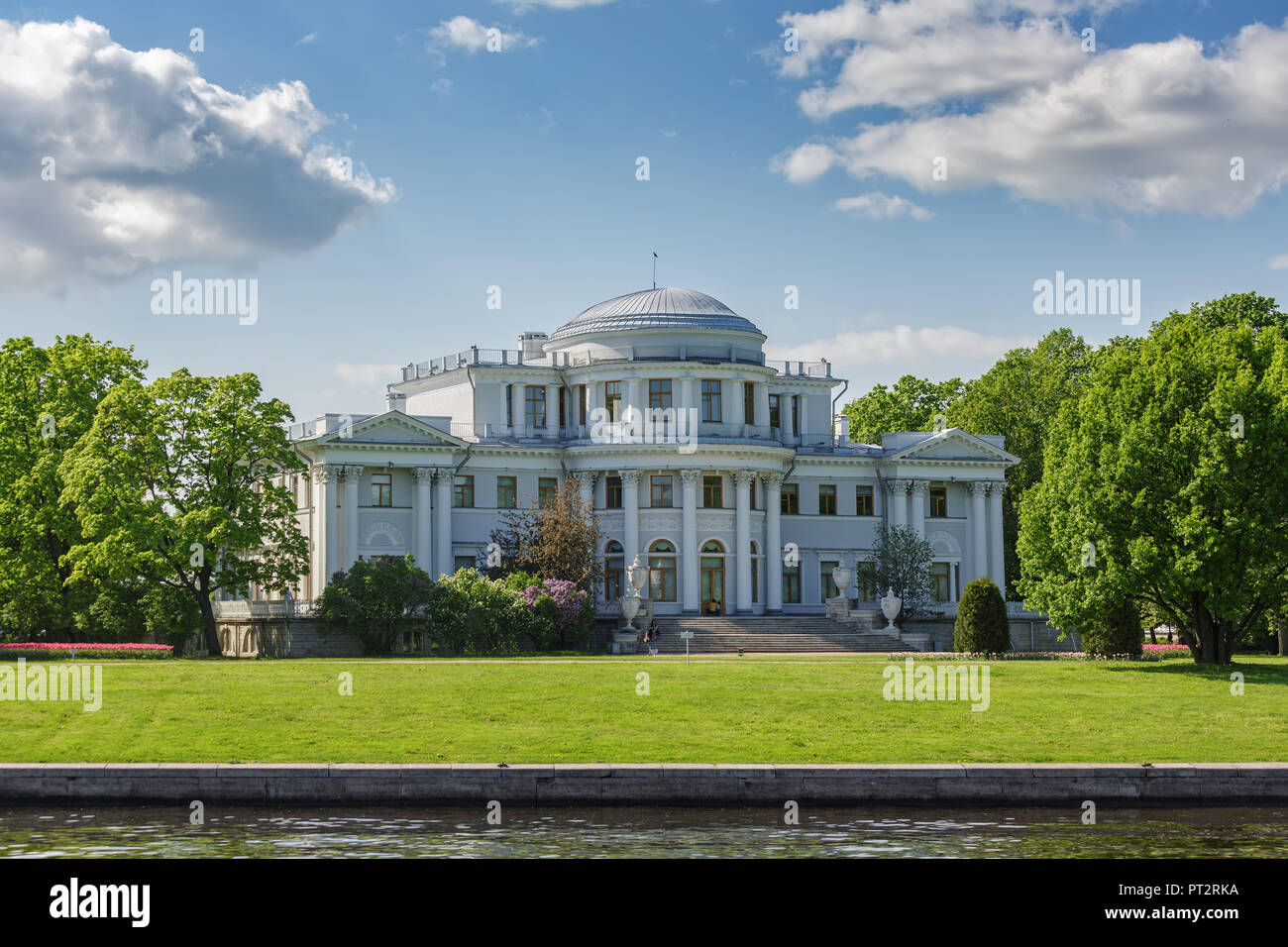 Palazzo Elagin Elagin sull isola in primavera, San Pietroburgo, Russia. In esso il Museo Russo di arti e mestieri e interno del XVIII-XX secolo. Foto Stock