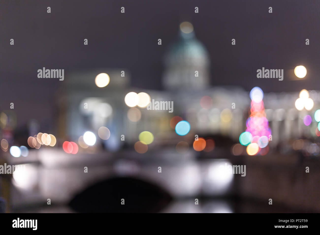 Abstract di sfocatura dello sfondo bokeh di fondo della città di notte luce su colori luminosi di stile. Foto Stock