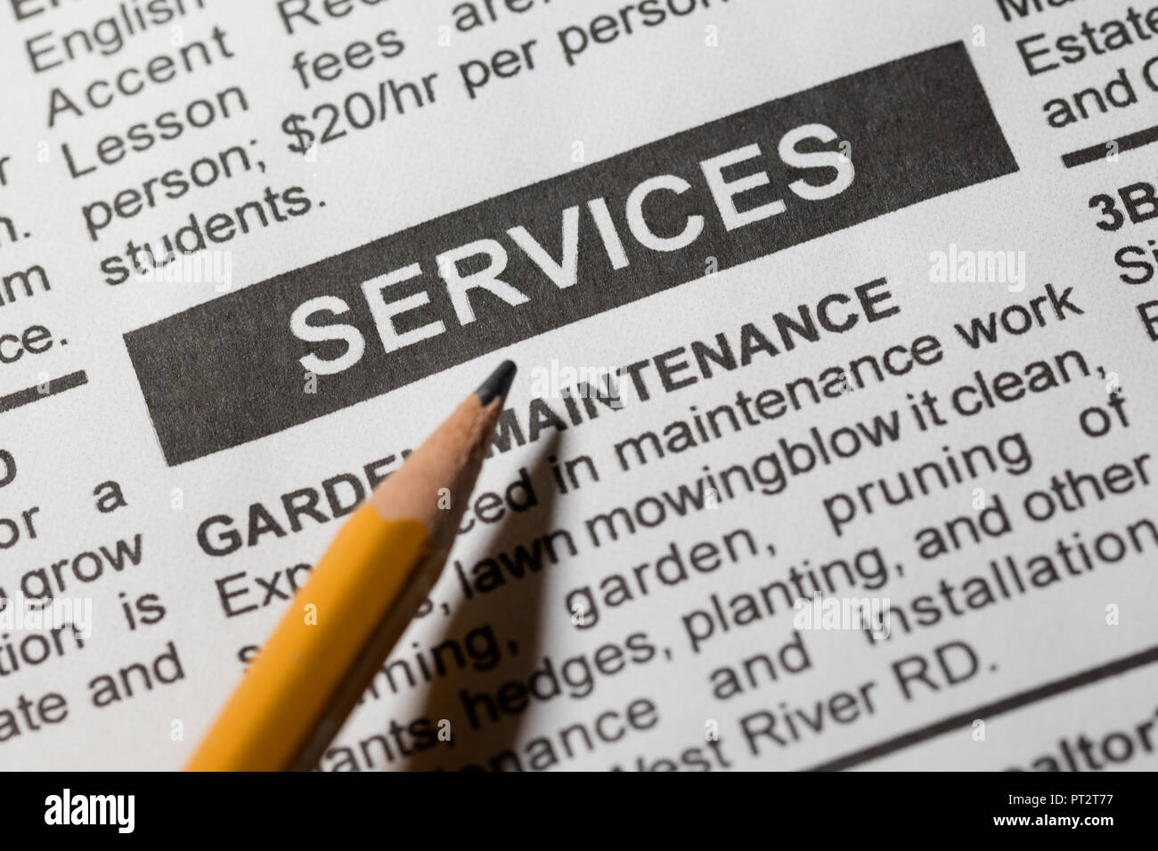Fake giornale, titolo di giornale servizi e matita Foto Stock