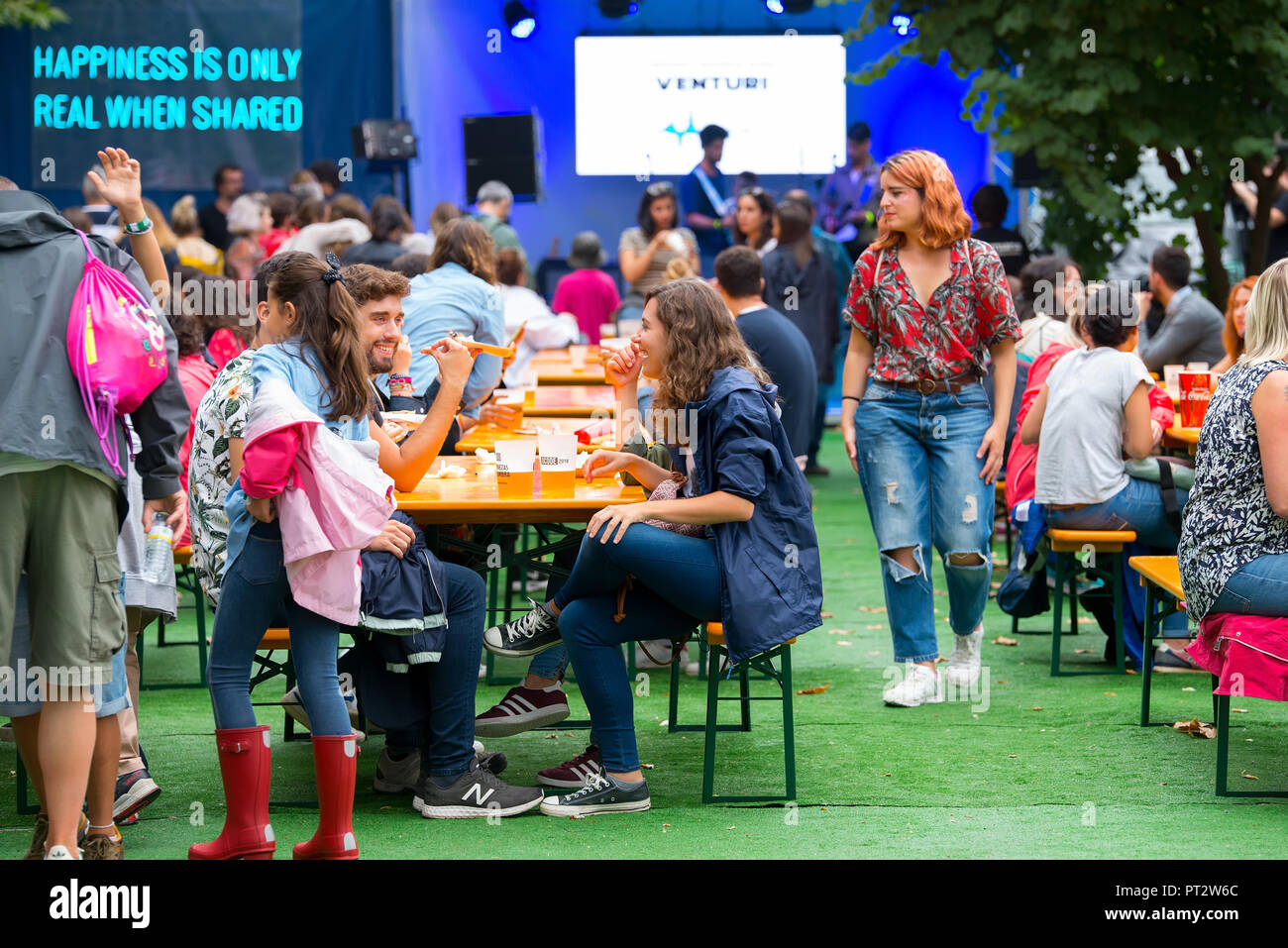 MADRID - 8 SETTEMBRE: Persone nella zona dei ristoranti al Dcode Music Festival l'8 settembre 2018 a Madrid, Spagna. Foto Stock